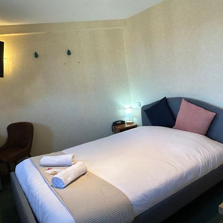 Logis Hotel Restaurant Spa Le Tosny Epaignes Exterior photo